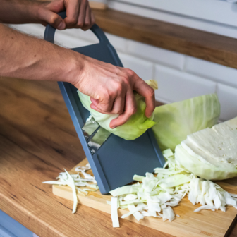 Mandoline oder Kohlschneider aus Kunststoff, 2 Klingen, 36 cm x 16,5 cm x 1,5 cm