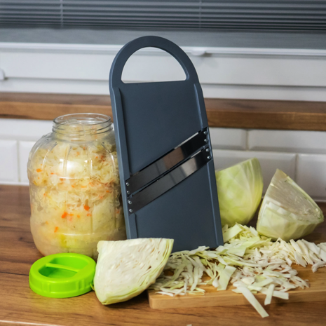 Mandoline oder Kohlschneider aus Kunststoff, 2 Klingen, 36 cm x 16,5 cm x 1,5 cm