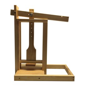 Käsepresse aus Holz mit Hebel
